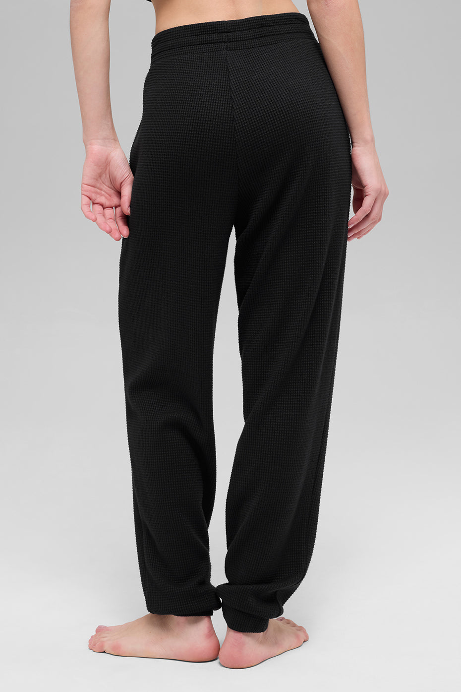 Alo Yoga Waffle Weekend Escape Jogger - Black - imagen 3