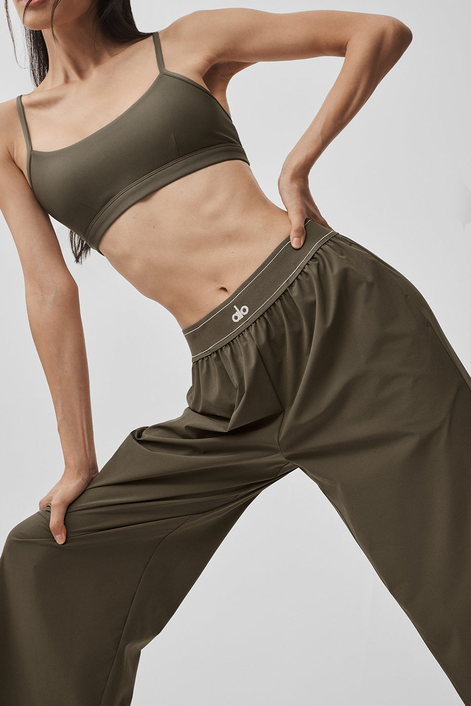 Alo Yoga Suit Up Trouser (Regular) - Olive Tree - imagen 4