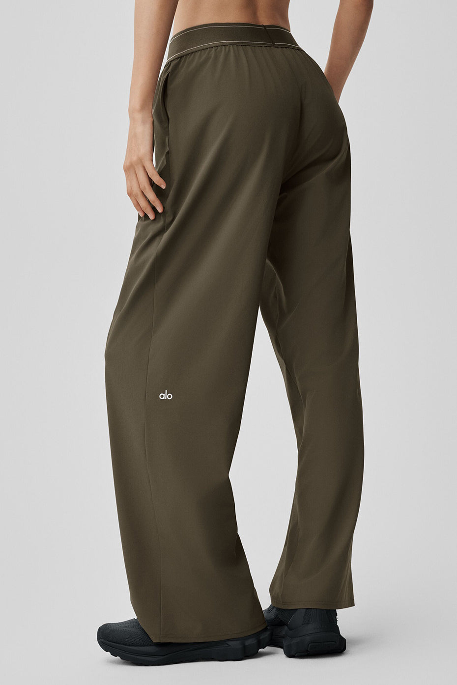 Alo Yoga Suit Up Trouser (Regular) - Olive Tree - imagen 3