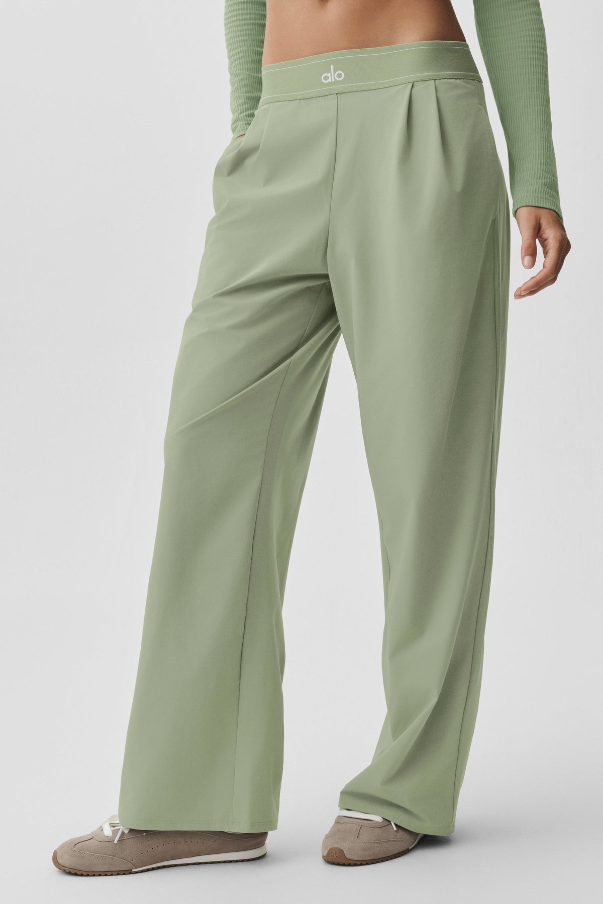 Alo Yoga Suit Up Trouser (Regular) - Dune Grass - imagen 3