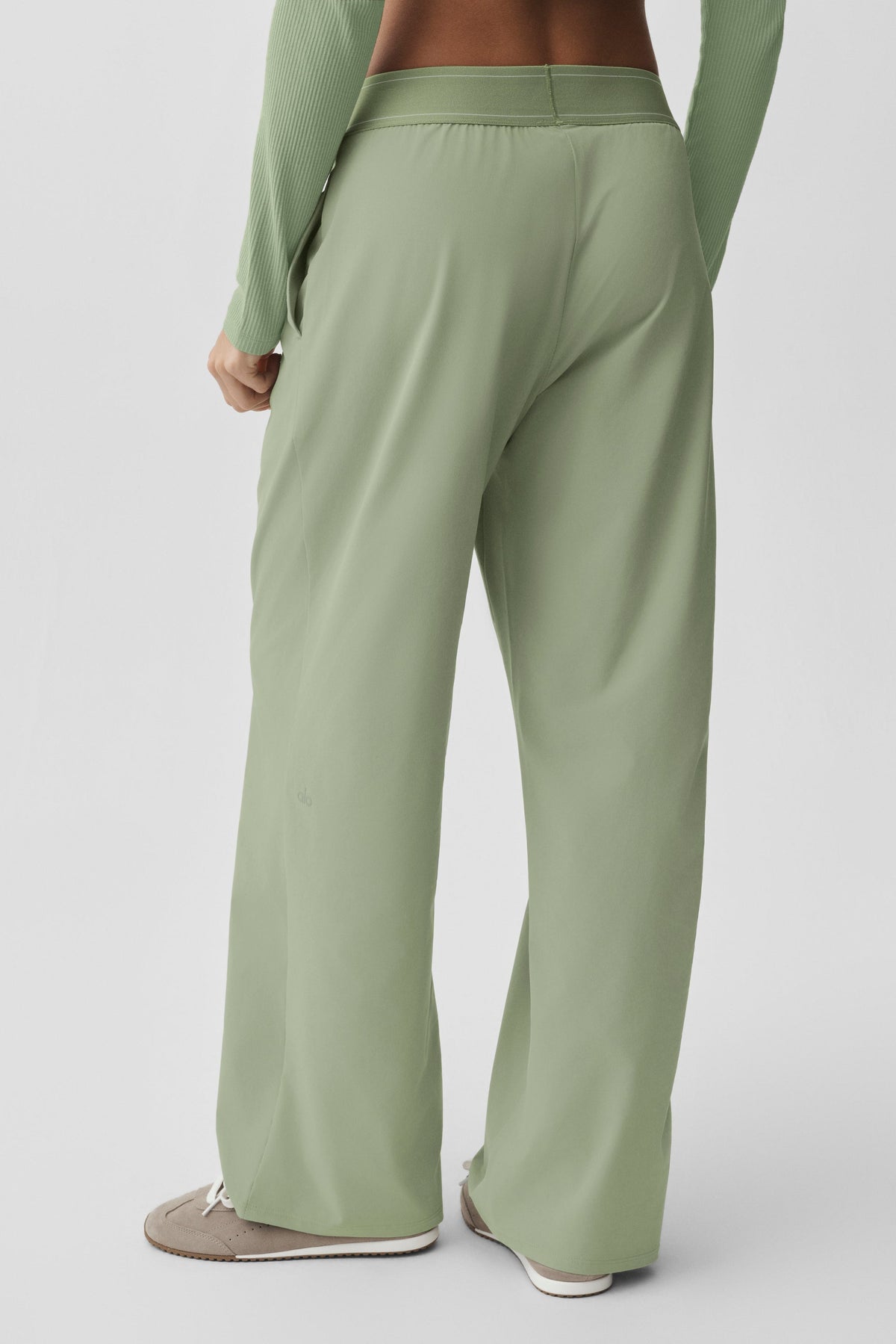Alo Yoga Suit Up Trouser (Regular) - Dune Grass - imagen 4