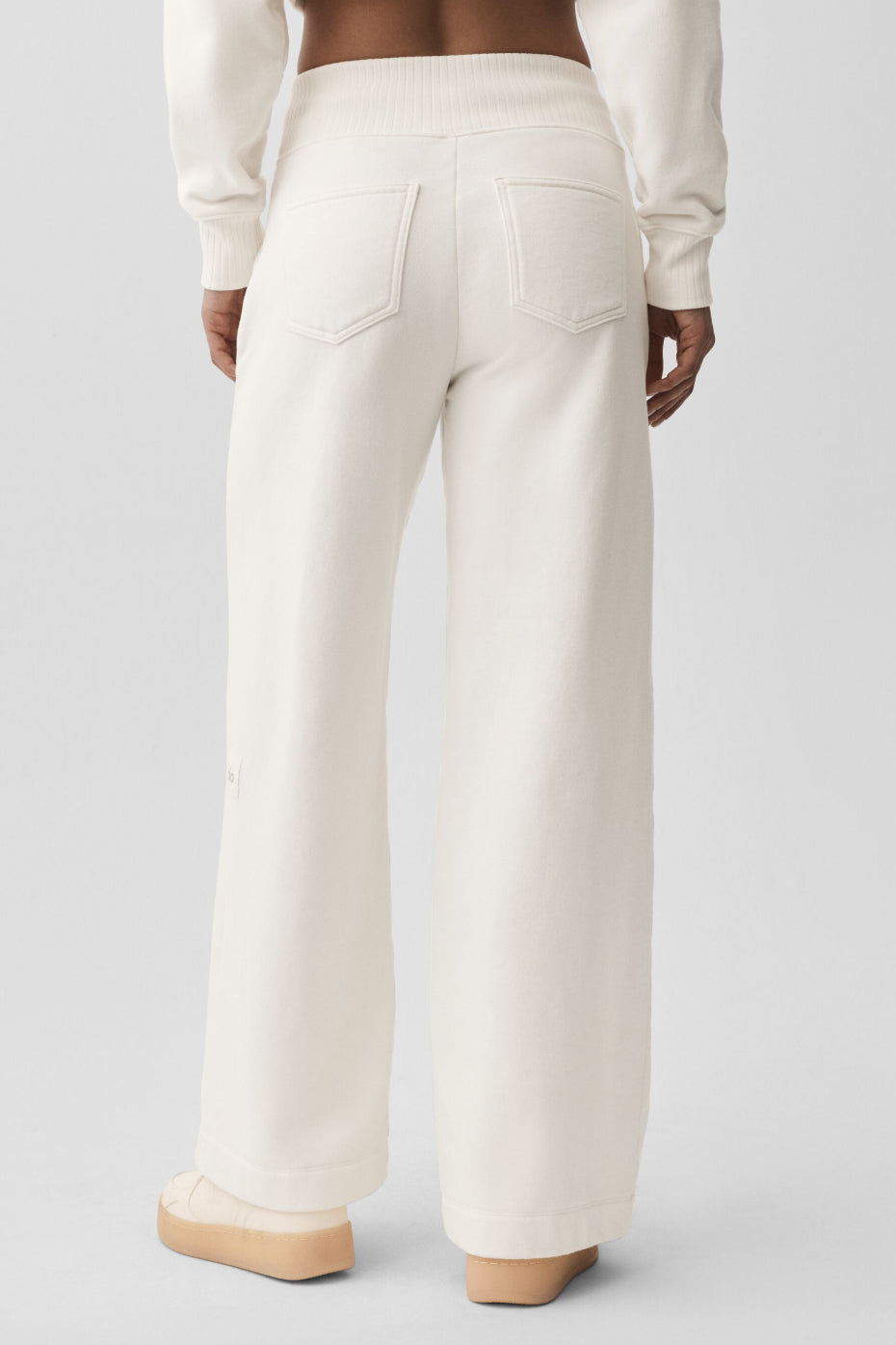 Alo Yoga Serenity Wide Leg Sweatpant - Ivory - imagen 4