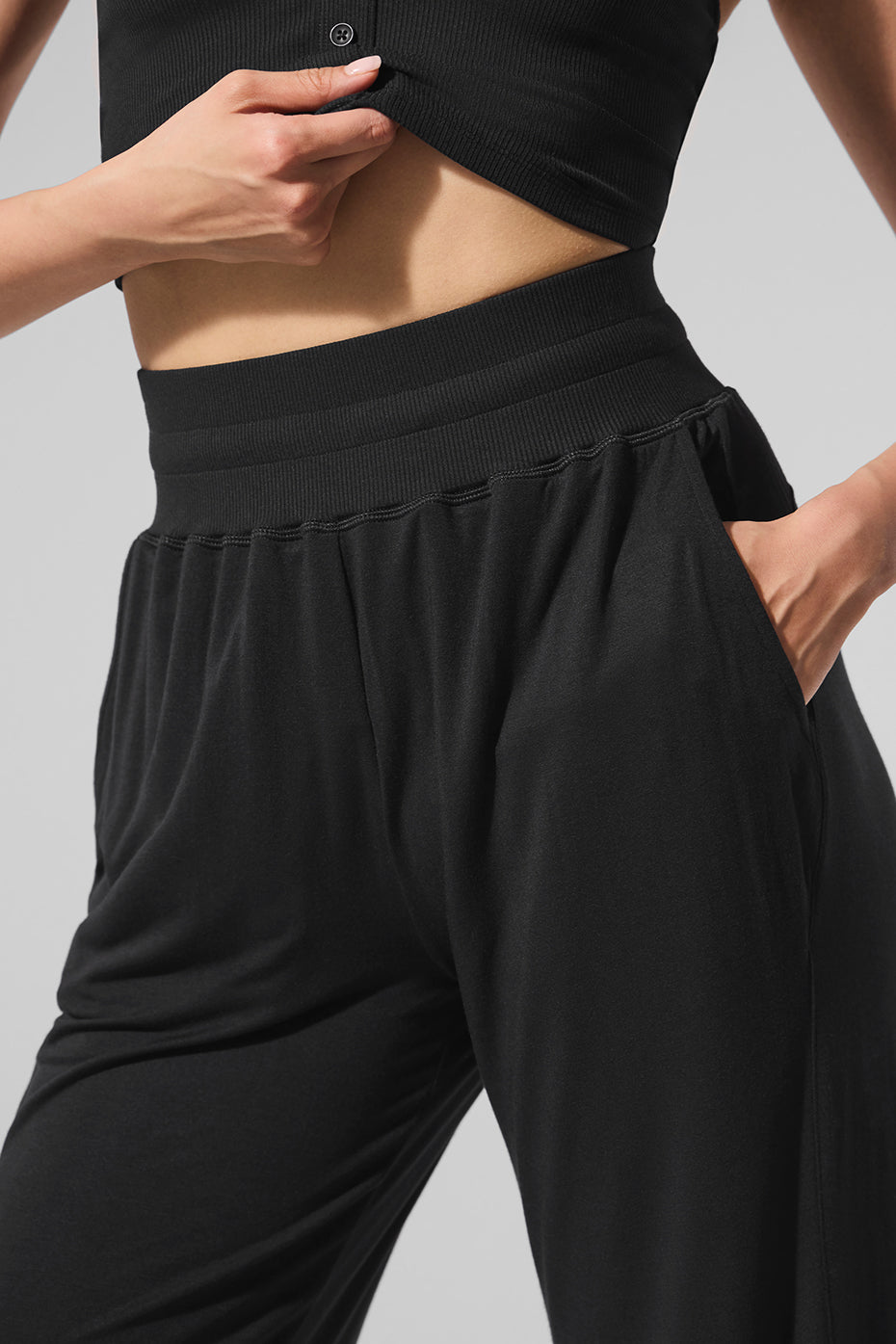 Alo Yoga Semi-Sheer Delicate Lounge Flare Pant (Regular) - Black - imagen 4