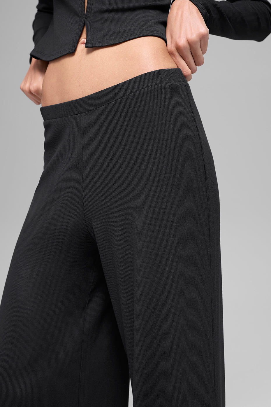 Alo Yoga Mid-Rise Dreamlight Straight Pant - Black - imagen 5