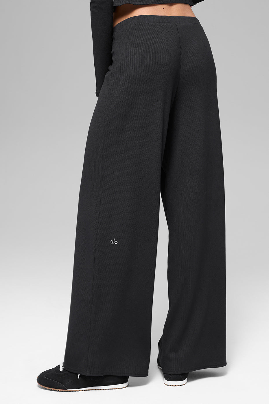 Alo Yoga Mid-Rise Dreamlight Straight Pant - Black - imagen 4