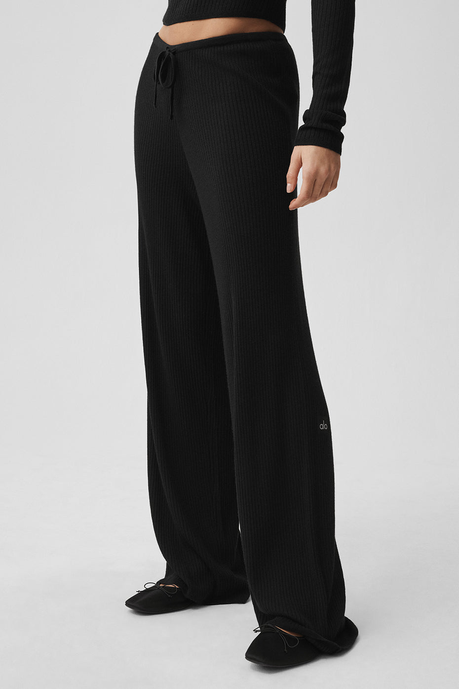 Alo Yoga Sweater Knit Mid-Rise Unwind Wide Leg Pant - Black - imagen 3