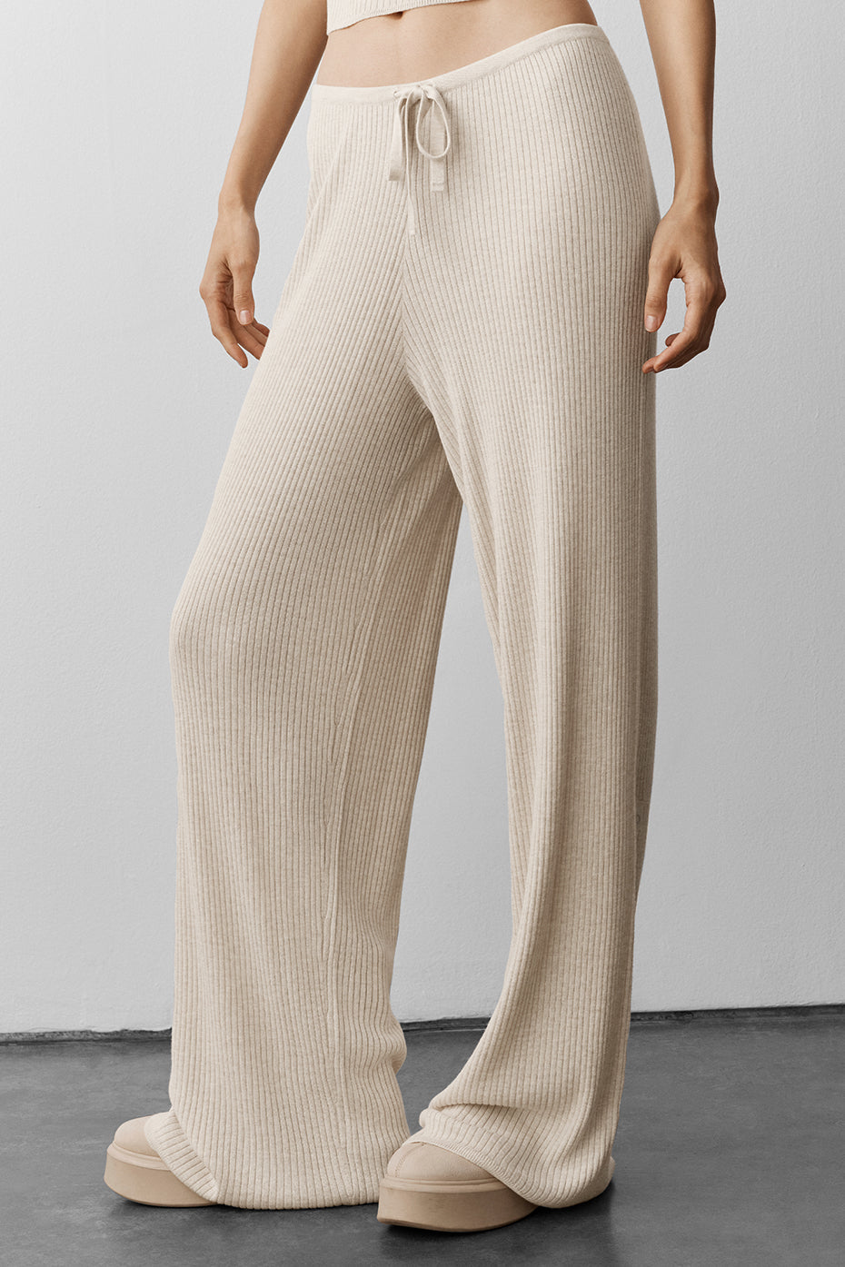 Alo Yoga Sweater Knit Mid-Rise Unwind Wide Leg Pant - Oatmeal Heather - imagen 2