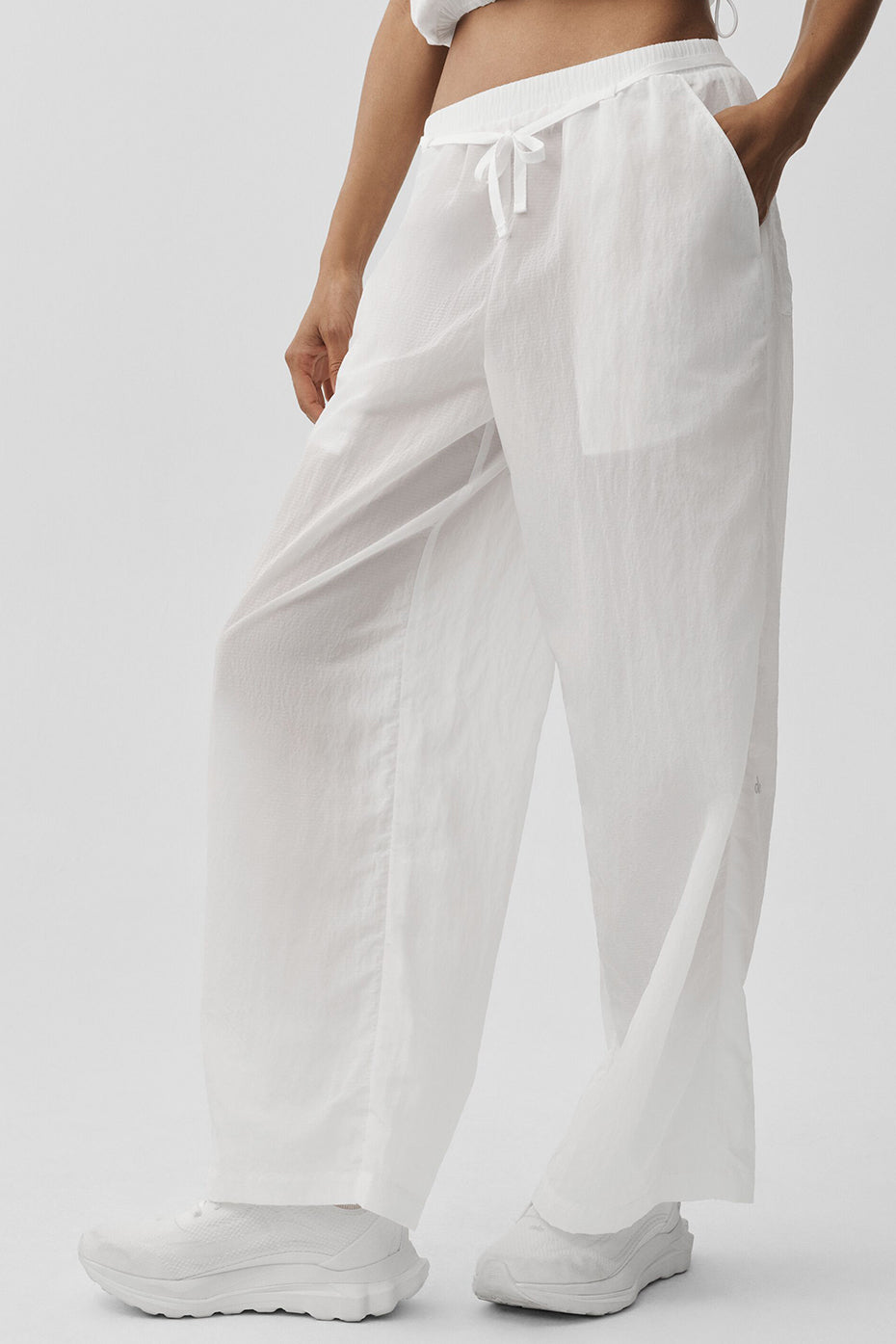 Alo Yoga Ripstop Electric Straight Leg Pant - White - imagen 3