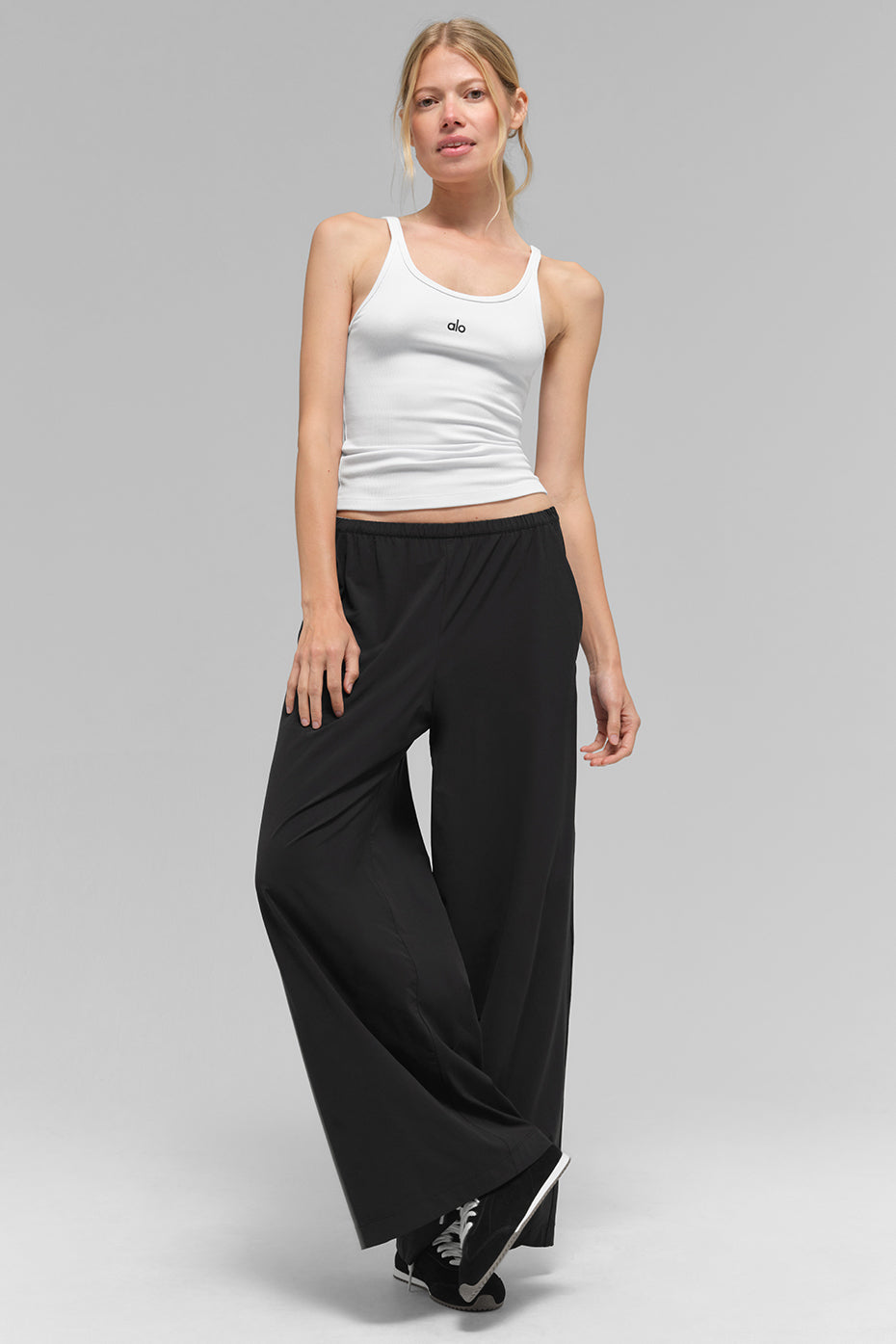 Alo Yoga Breezy Wide Leg Pant (Regular) - Black - imagen 1