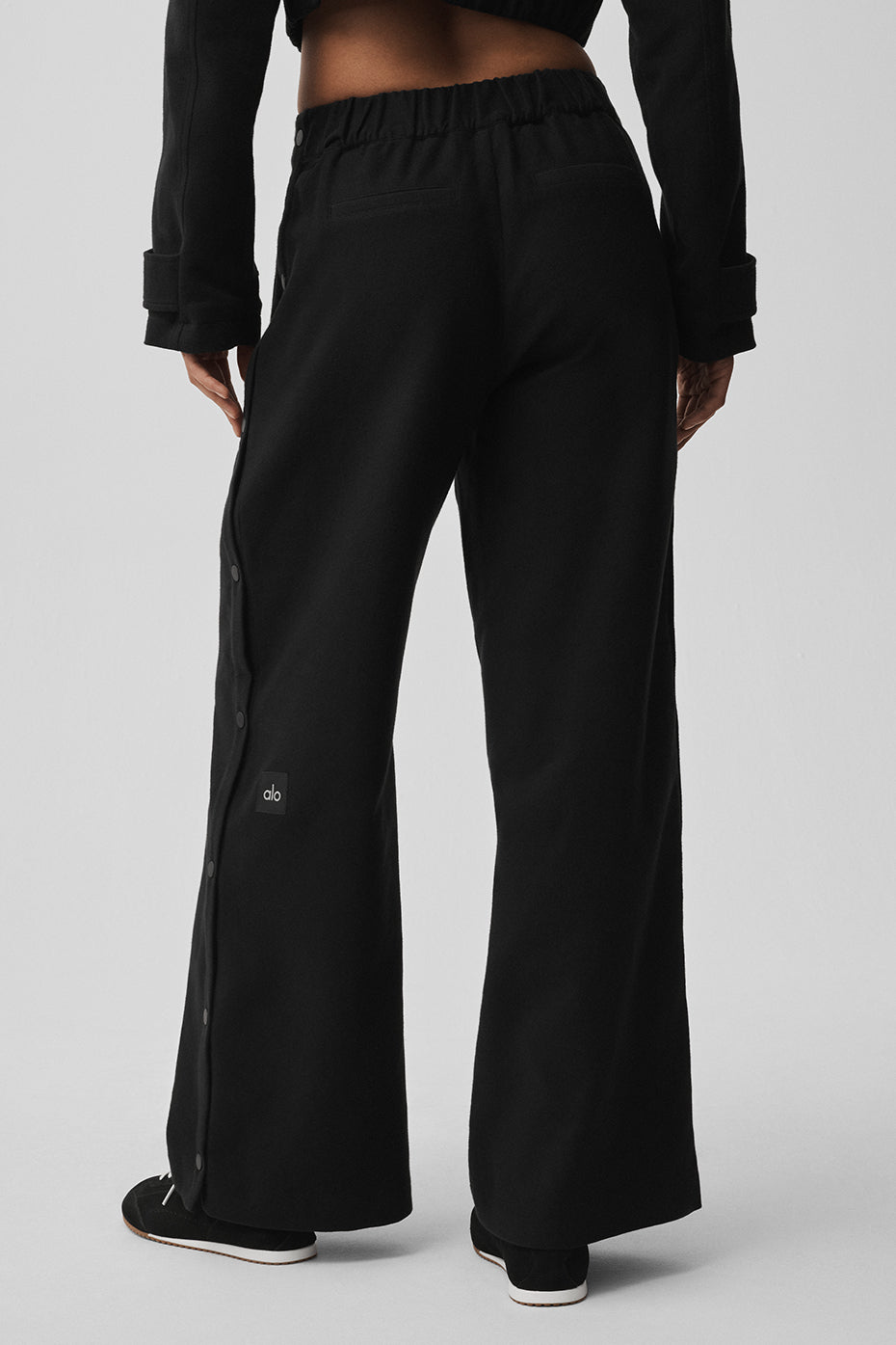 Alo Yoga Mid-Rise Cosmopolitan Snap Pant - Black - imagen 4