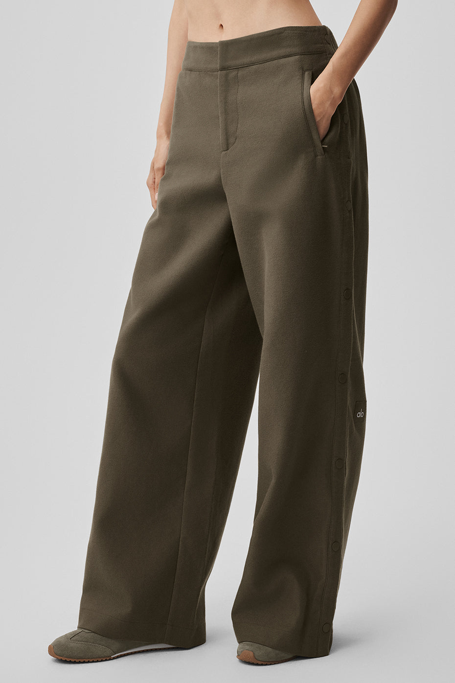 Alo Yoga Mid-Rise Cosmopolitan Snap Pant - Olive Tree - imagen 2