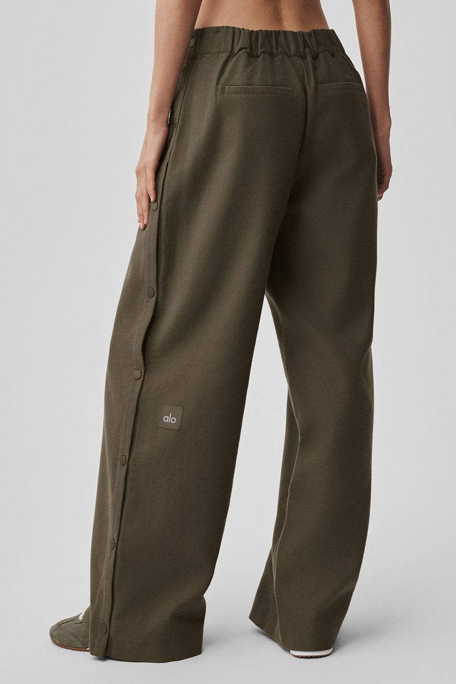 Alo Yoga Mid-Rise Cosmopolitan Snap Pant - Olive Tree - imagen 3