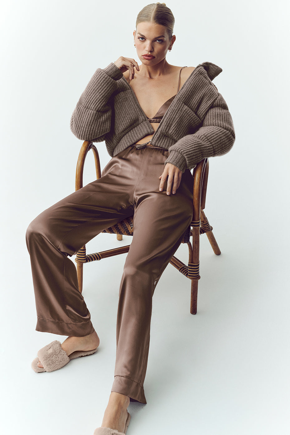 Alo Yoga Silk Luminous Pant (Regular) - Alpine Cocoa - imagen 5