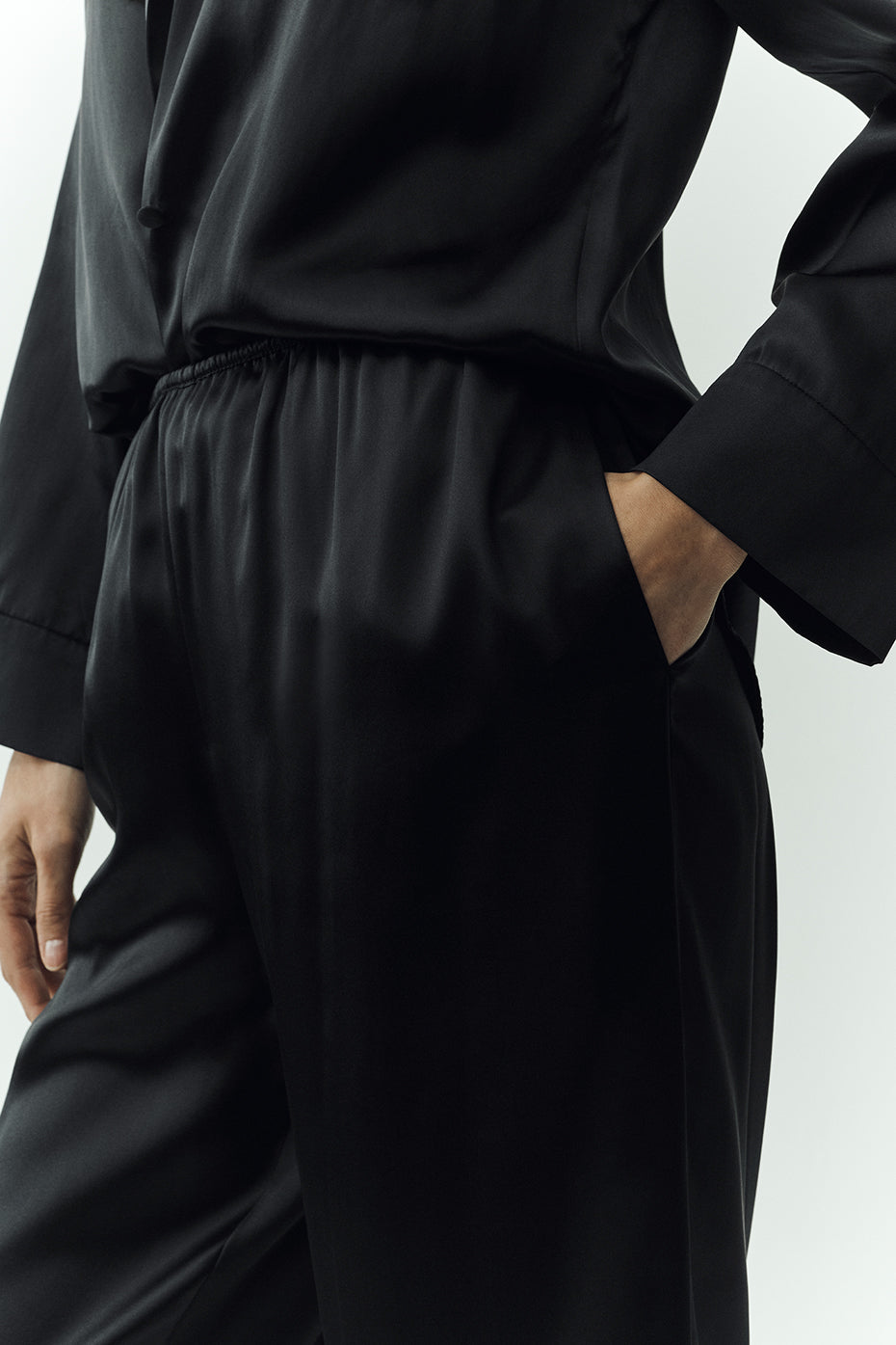 Alo Yoga Silk Luminous Pant (Long) - Black - imagen 3