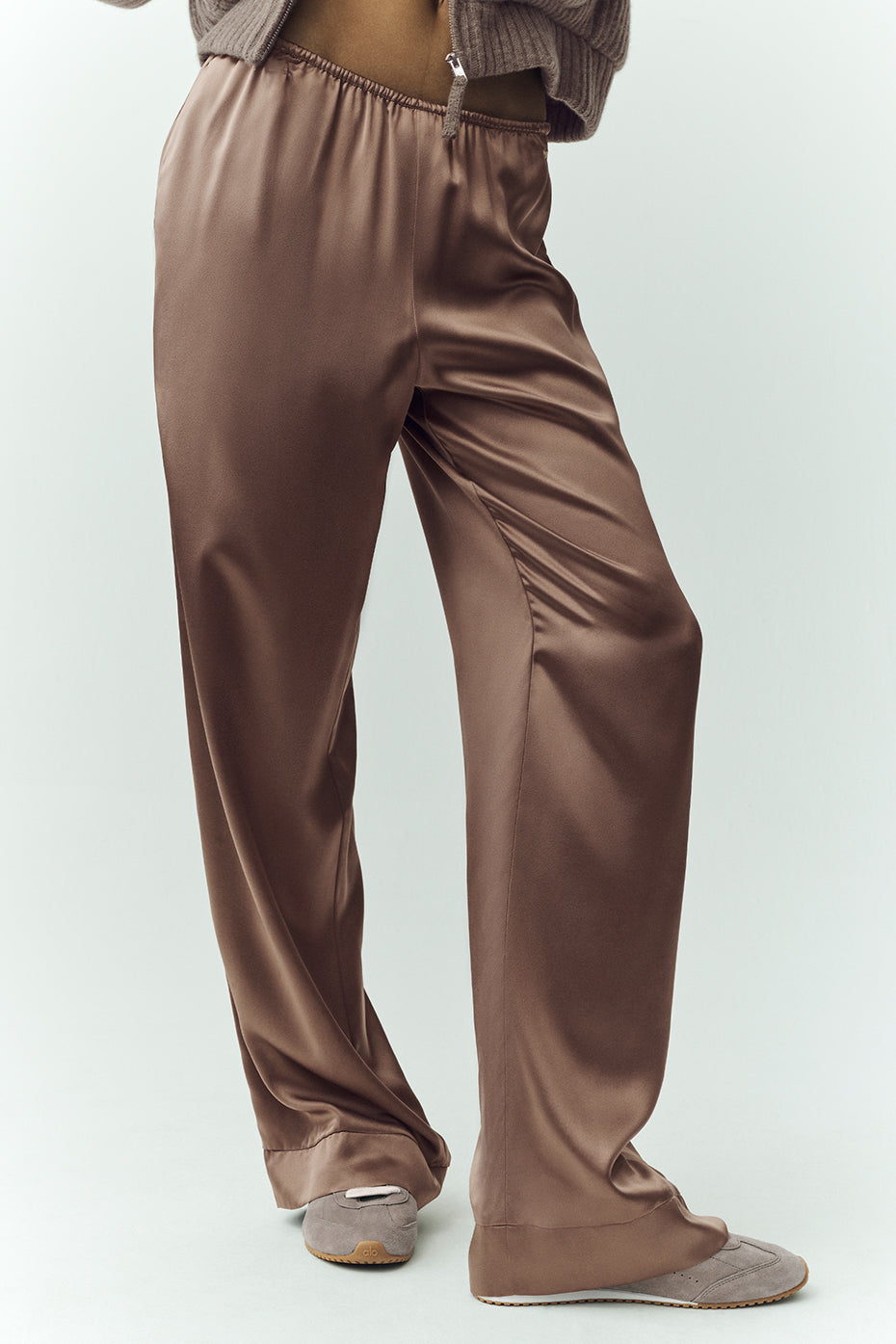 Alo Yoga Silk Luminous Pant (Long) - Alpine Cocoa - imagen 3