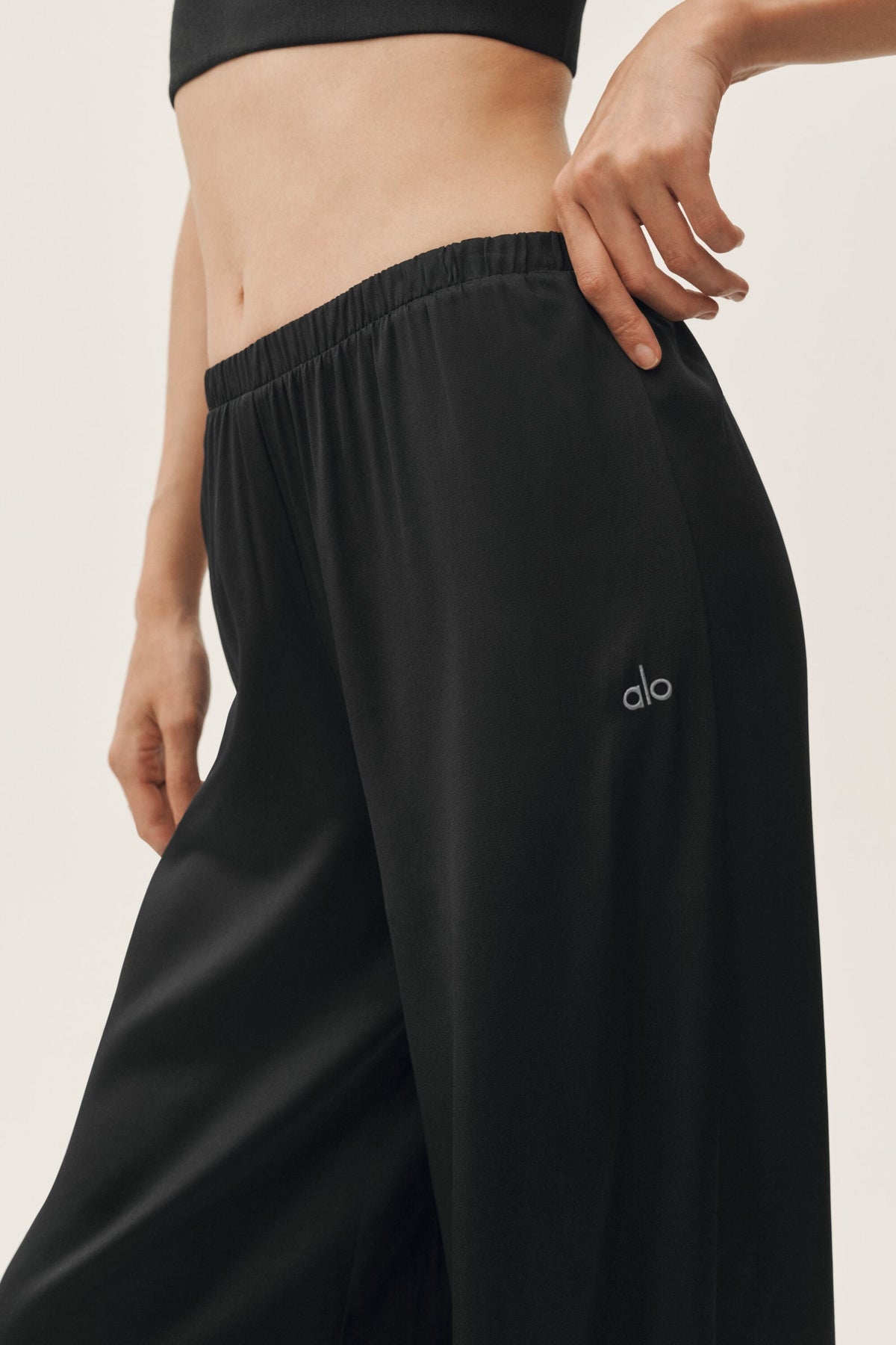 Alo Yoga Silk Blend High-Waist Radiance Pant - Black - imagen 3