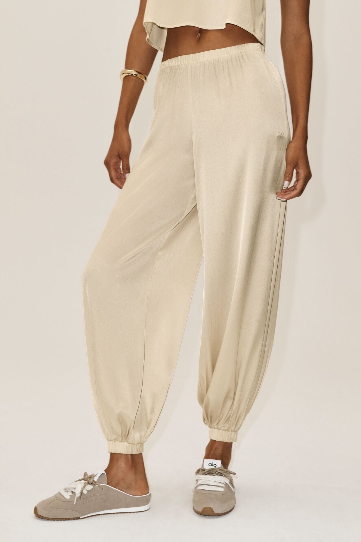 Alo Yoga Silk Blend High-Waist Radiance Pant - Sandy Beige - imagen 3
