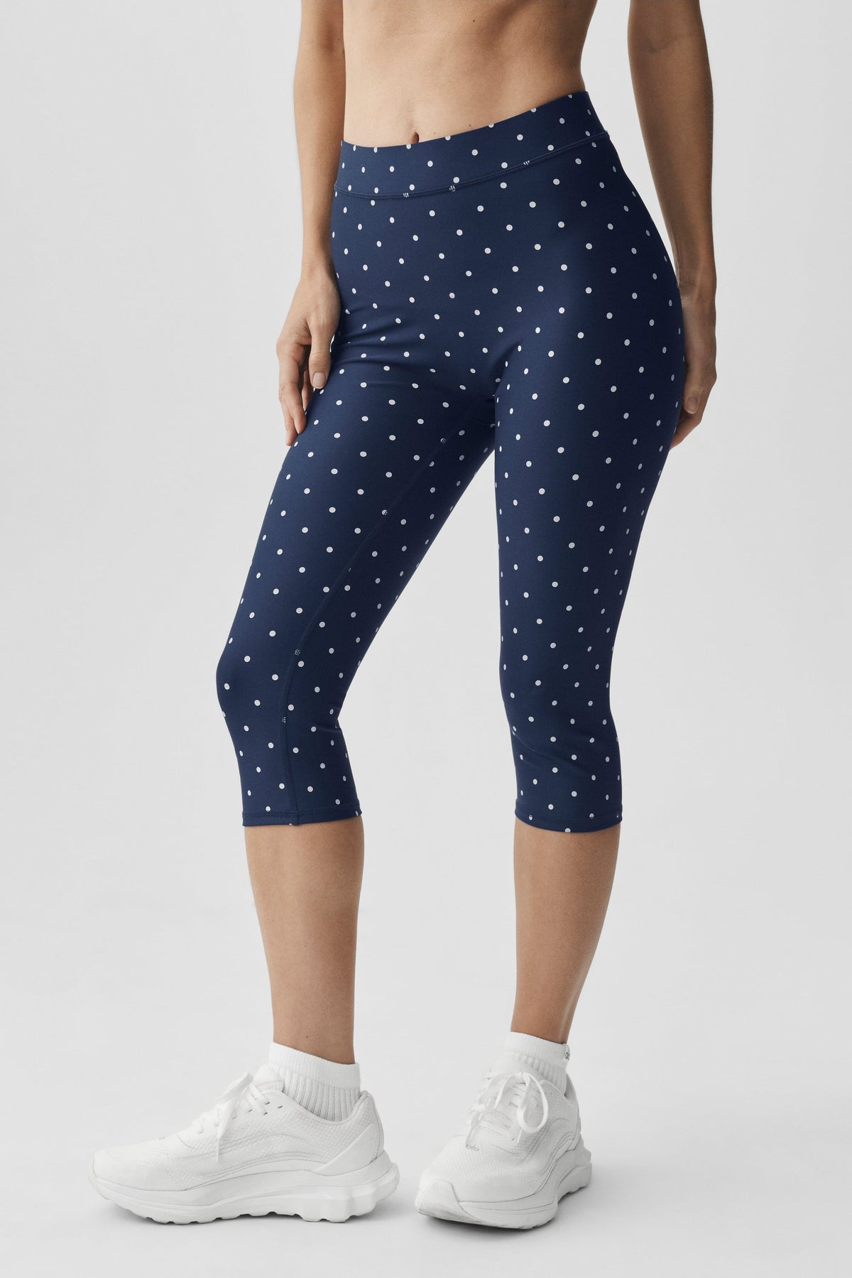 Alo Yoga Airlift Polka Dot High-Waist Iconic 90's Capri - Navy/White - imagen 4