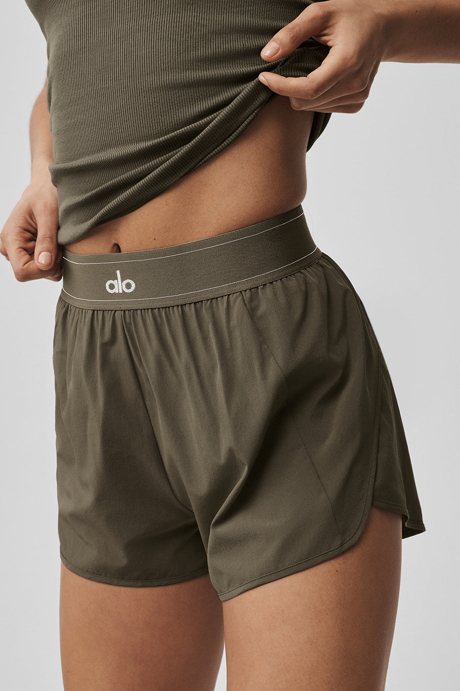 Alo Yoga Match Point Short - Olive Tree - imagen 3