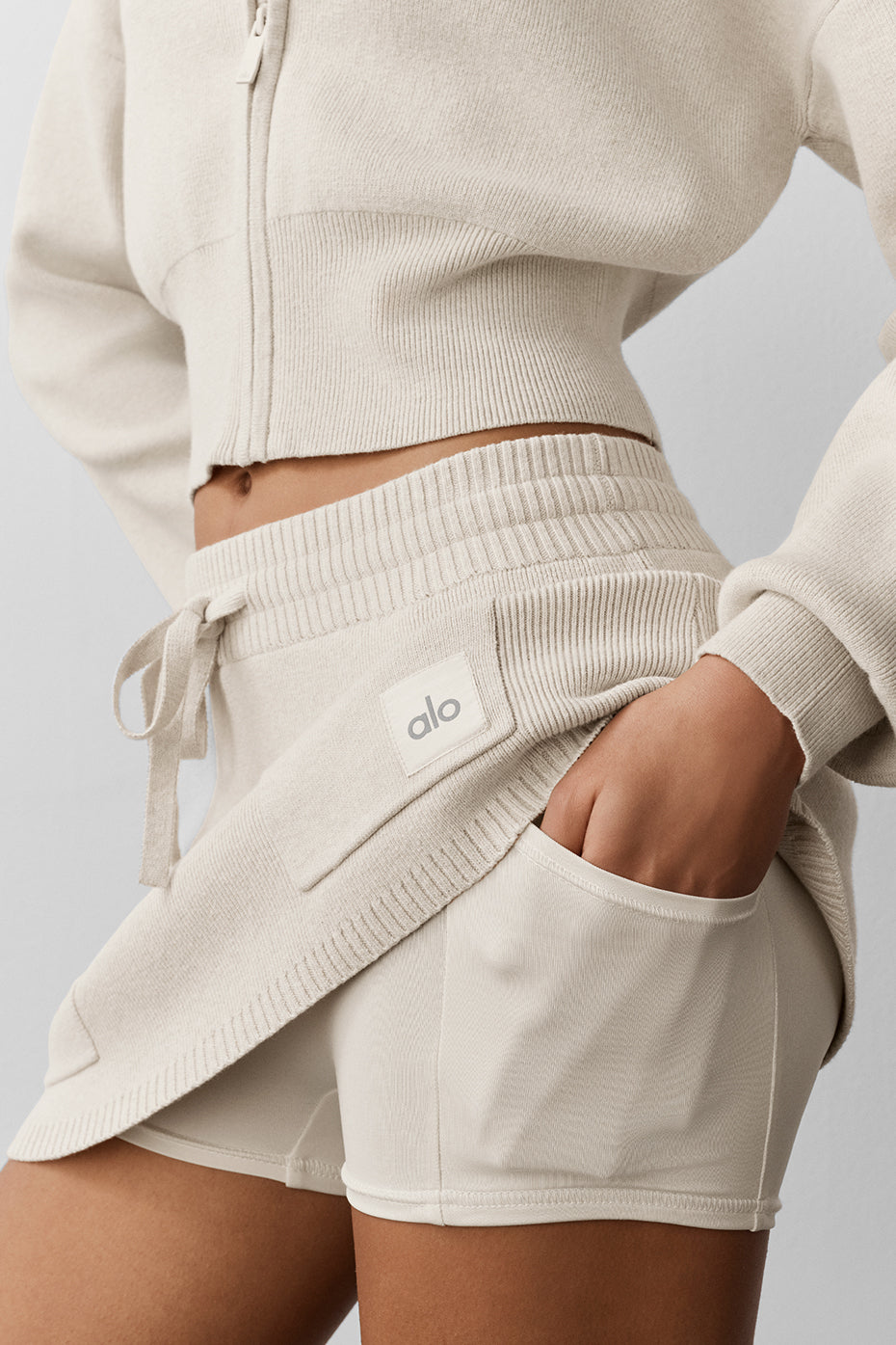 Alo Yoga Scholar Knit Cargo Skirt - Oatmeal Heather - imagen 2
