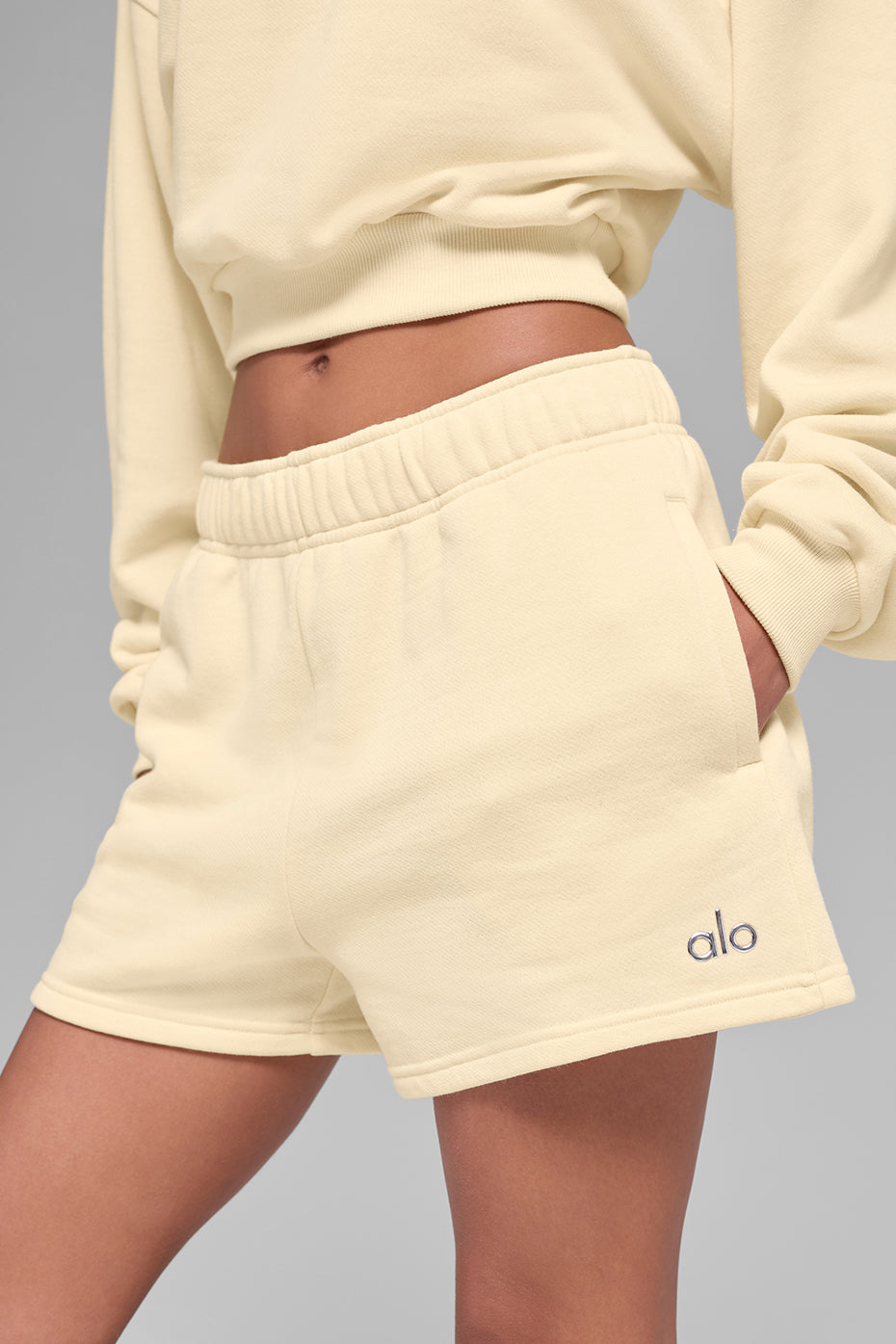 Alo Yoga Accolade Short - Candlelight Yellow - imagen 3