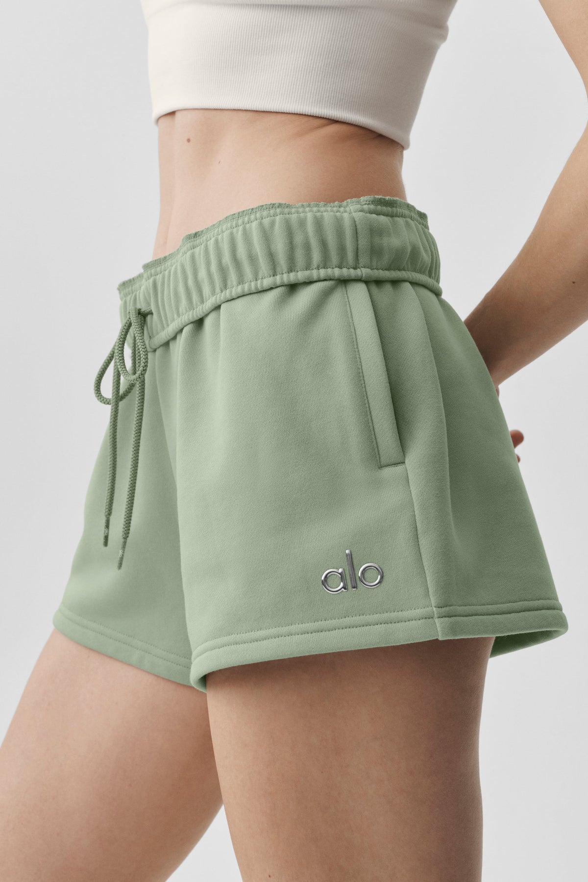 Alo Yoga Accolade Short - Dune Grass - imagen 3