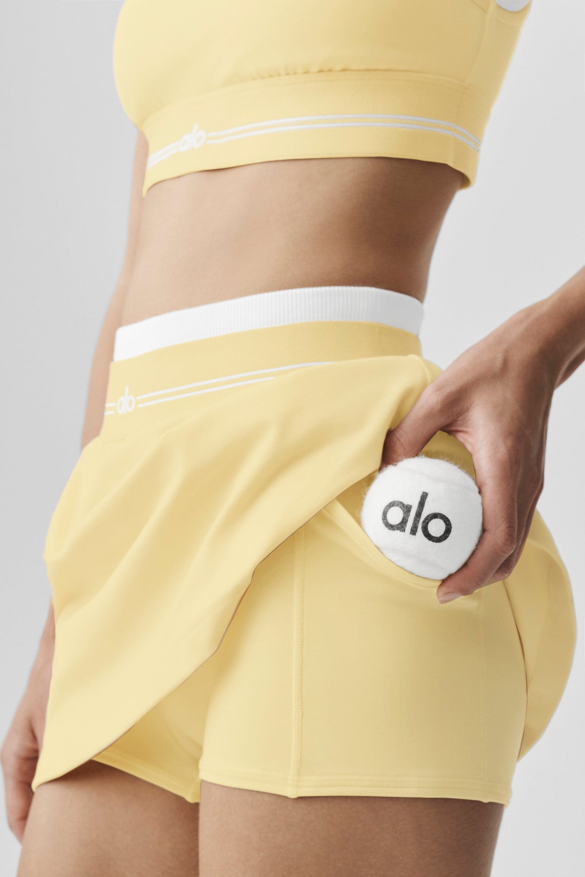 Alo Yoga Airbrush Better Together Tennis Skirt - Warm Butter/White - imagen 3
