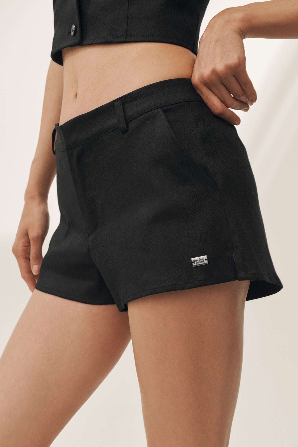 Alo Yoga Linen Blend Low-Rise Riviera Trouser Short - Black - imagen 2