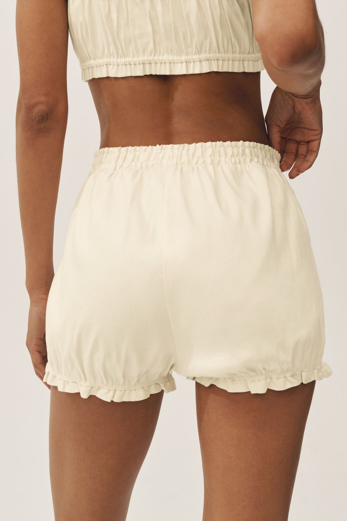 Alo Yoga Linen Blend Riviera Bloomer Short - Sandy Beige - imagen 2