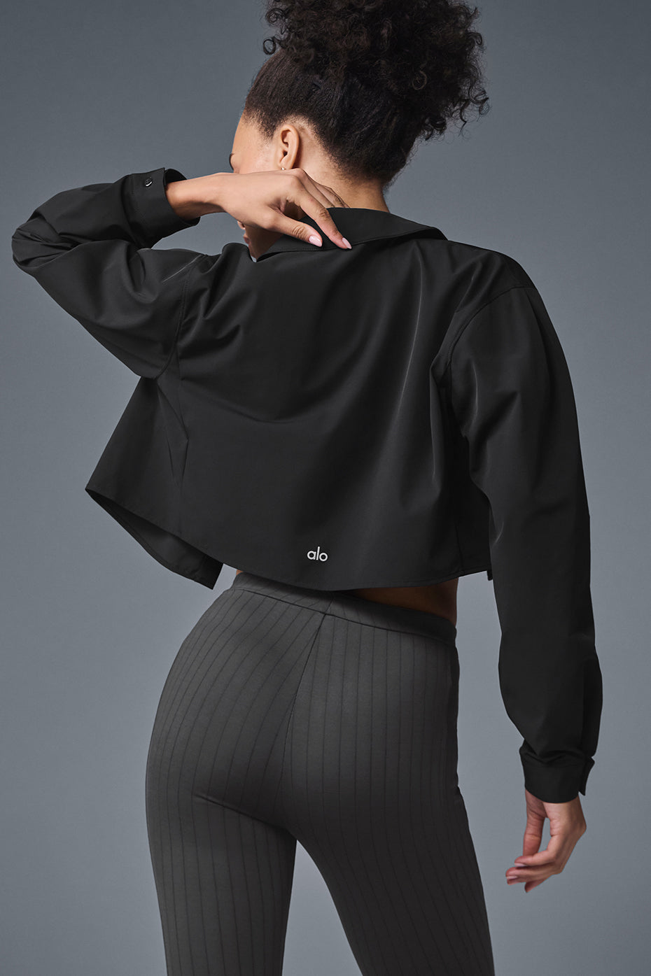 Alo Yoga Cropped Take Me Out Button Up - Black - imagen 2