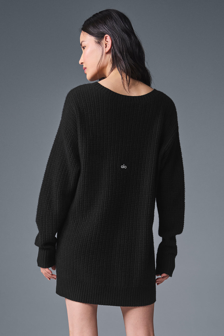 Alo Yoga Cashmere Plush Waffle Dress - Black - imagen 3