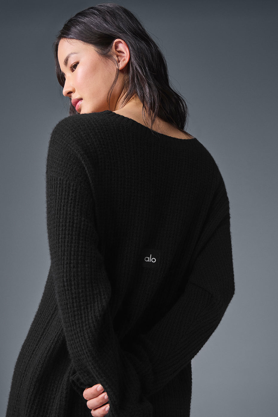 Alo Yoga Cashmere Plush Waffle Dress - Black - imagen 4