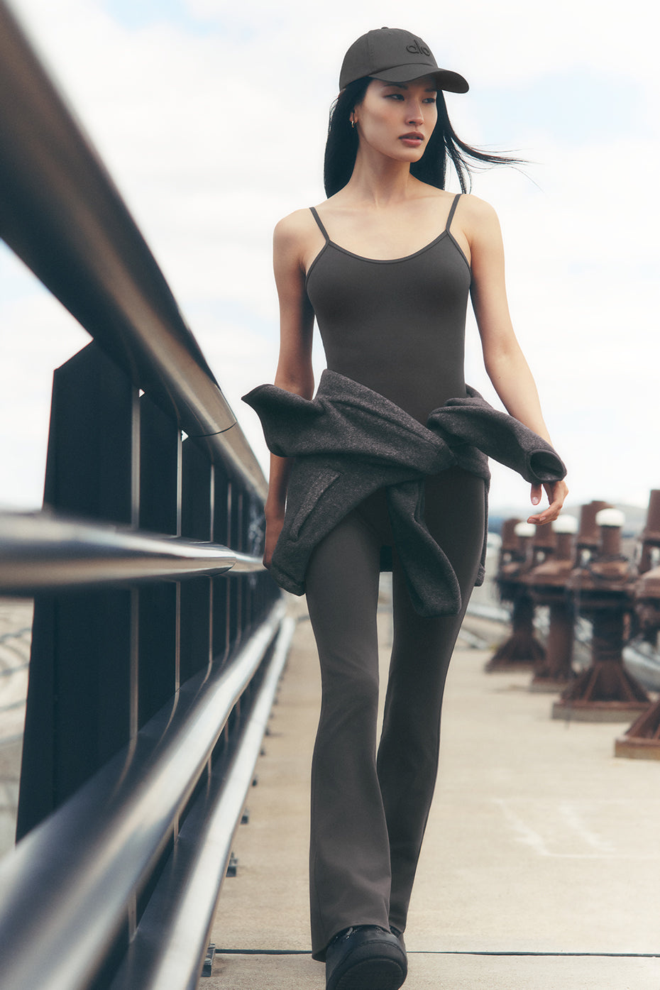 Alo Yoga Airbrush Bootcut One And Done Onesie - Anthracite - imagen 1