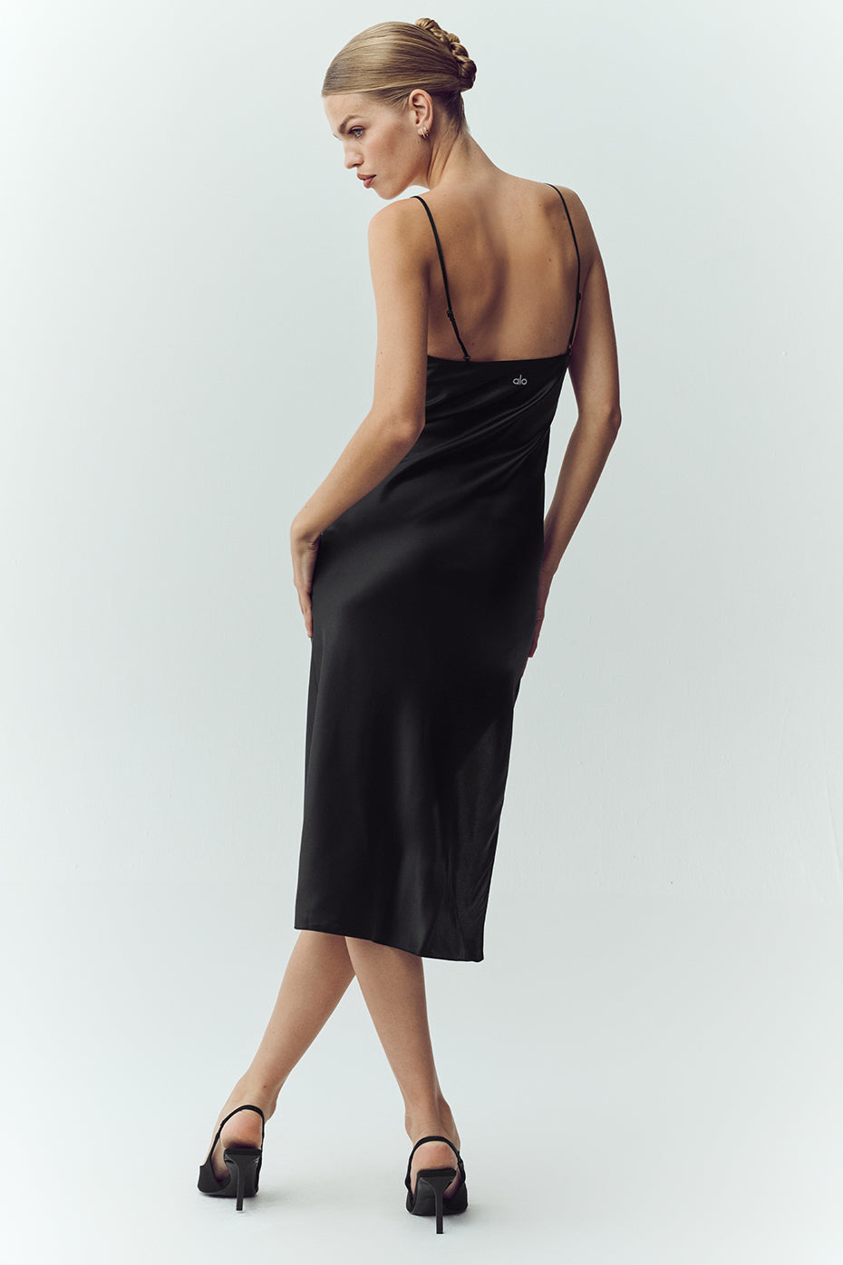 Alo Yoga Silk Luminous Slip Dress - Black - imagen 5