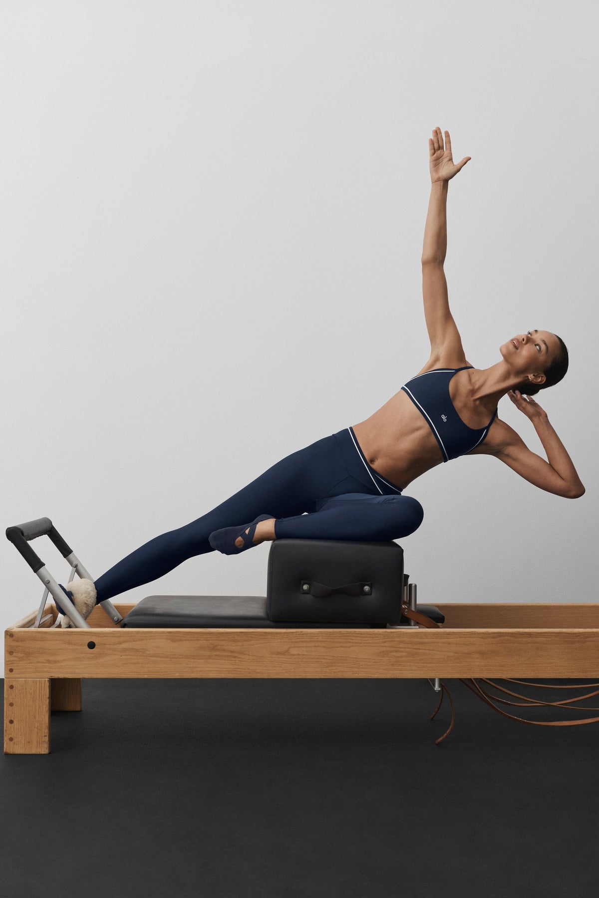 Alo Yoga Airlift Trifecta Bra - Navy/White - imagen 5