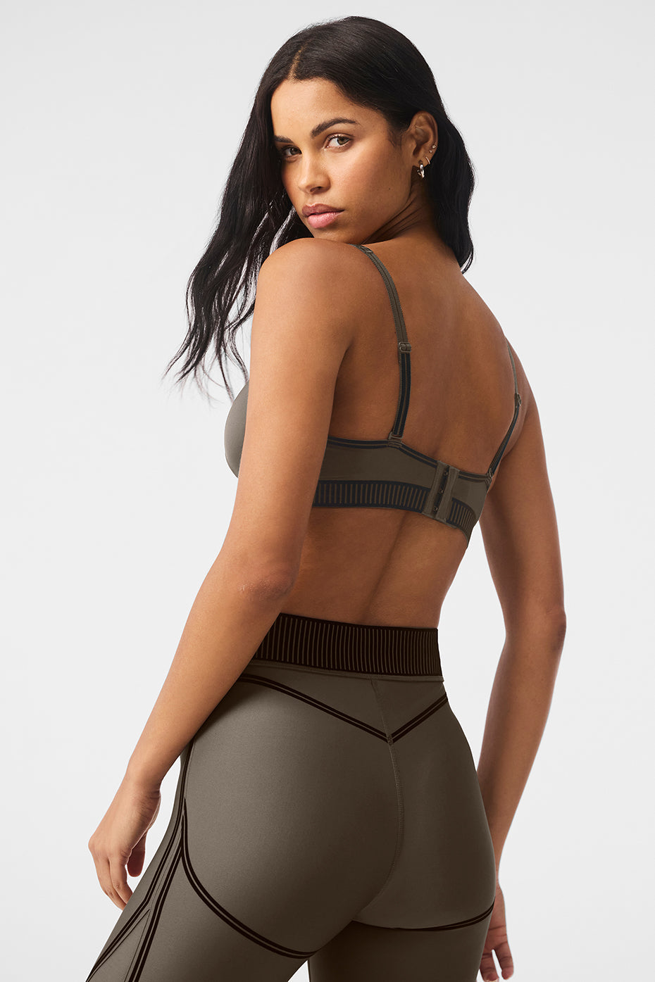 Alo Yoga Airlift Line Up Bra - Olive Tree - imagen 3