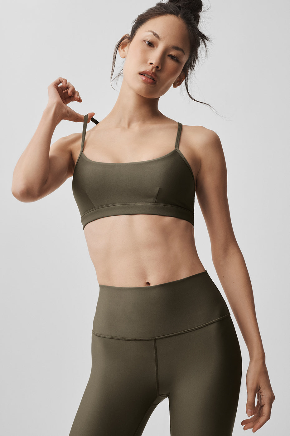 Alo Yoga Airlift Intrigue Bra - Olive Tree - imagen 3