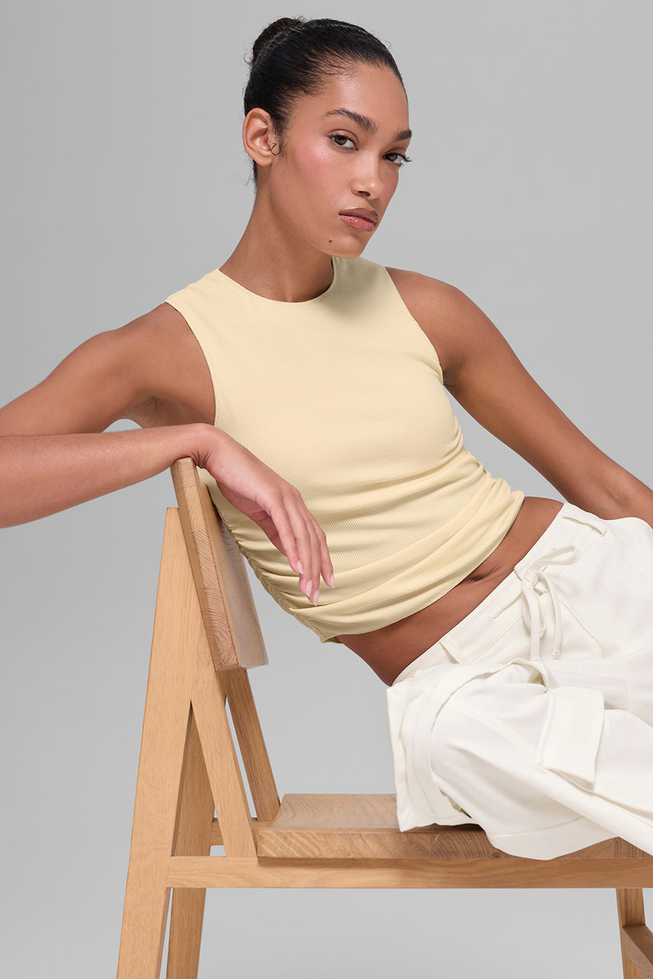 Alo Yoga Ribbed En Pointe Tank - Candlelight Yellow - imagen 5