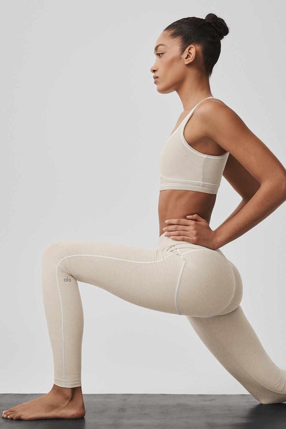 Alo Yoga Alosoft Heart Throb Bra - Oatmeal Heather/White - imagen 6