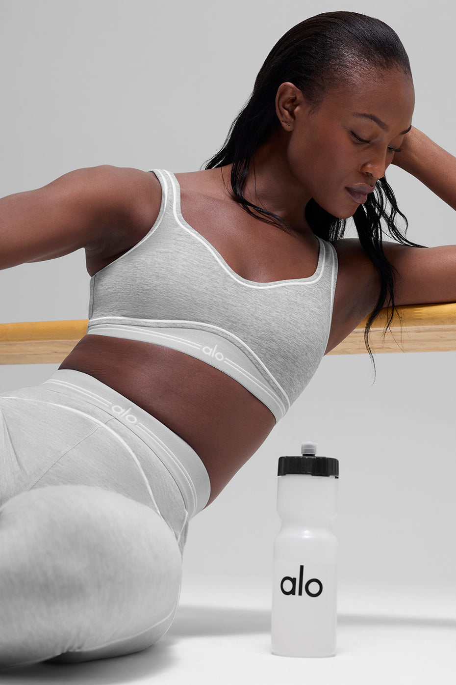 Alo Yoga Alosoft Heart Throb Bra - Athletic Heather Grey/White - imagen 2