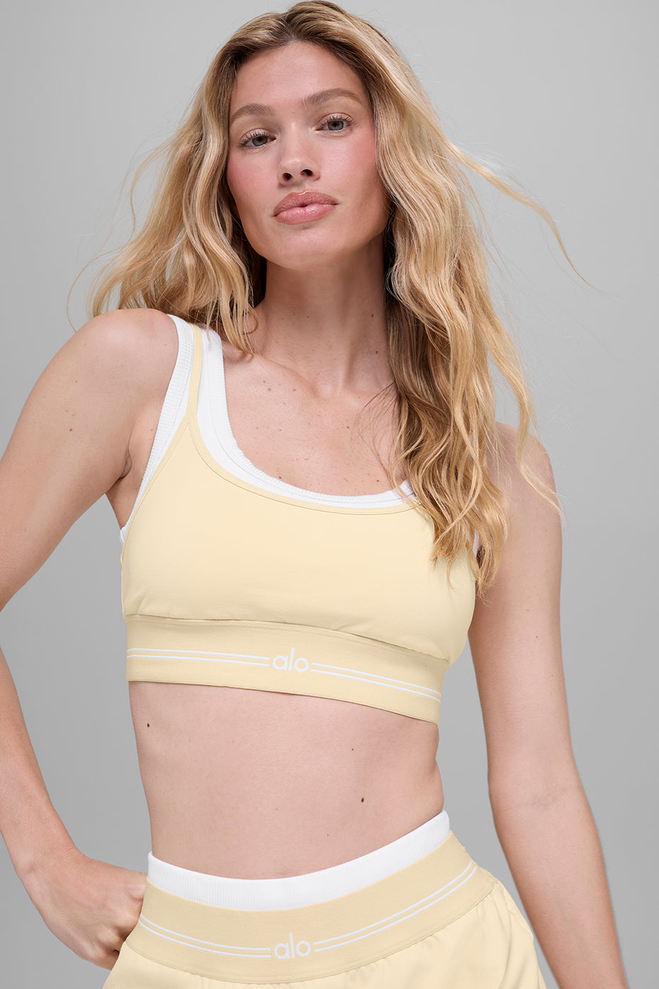 Alo Yoga Airbrush Better Together Bra - Candlelight Yellow/White - imagen 3