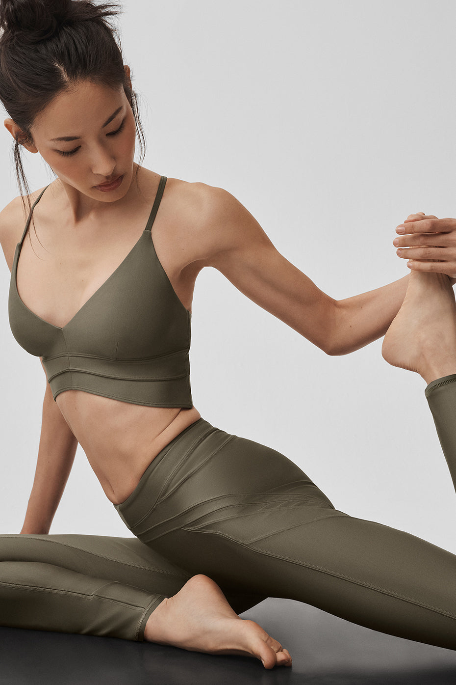 Alo Yoga Airlift Evolve Bra - Olive Tree - imagen 4