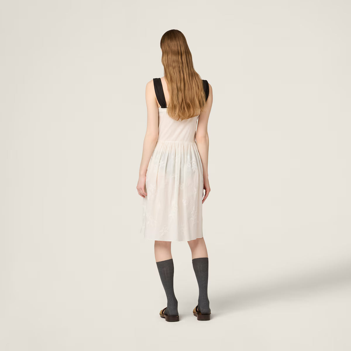 Vestido Miu Miu de batista con bordados
