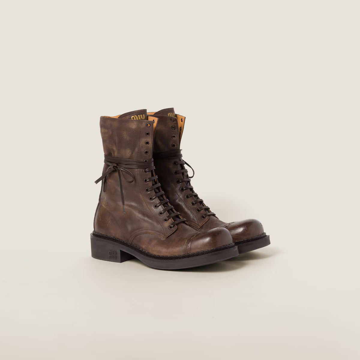 Botines Miu Miu de piel con cordones
