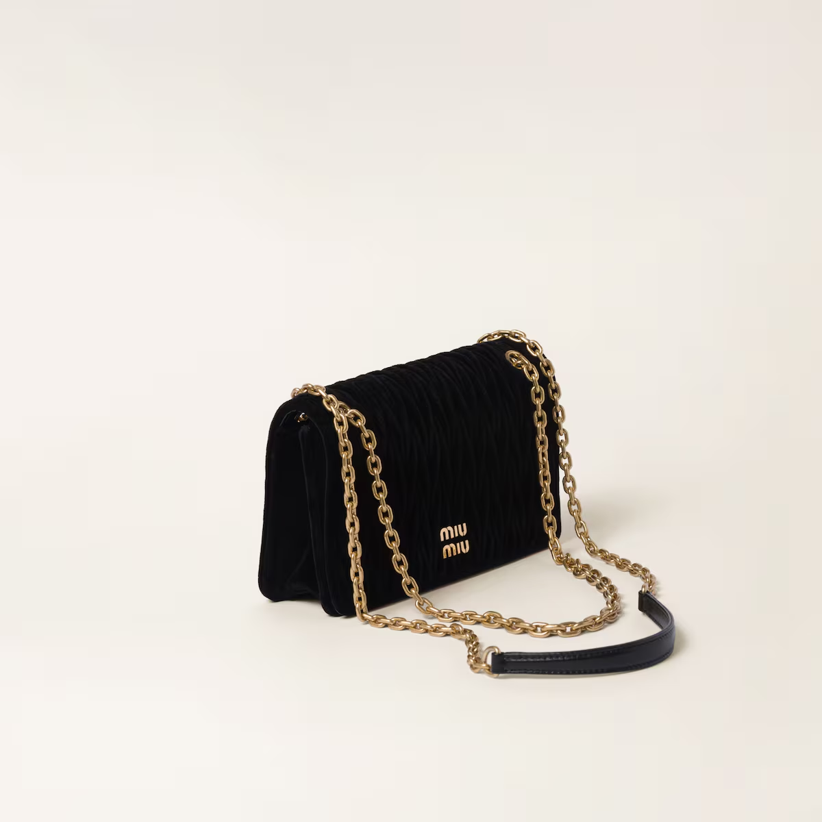 Miu Miu Minibolso de terciopelo matelassé