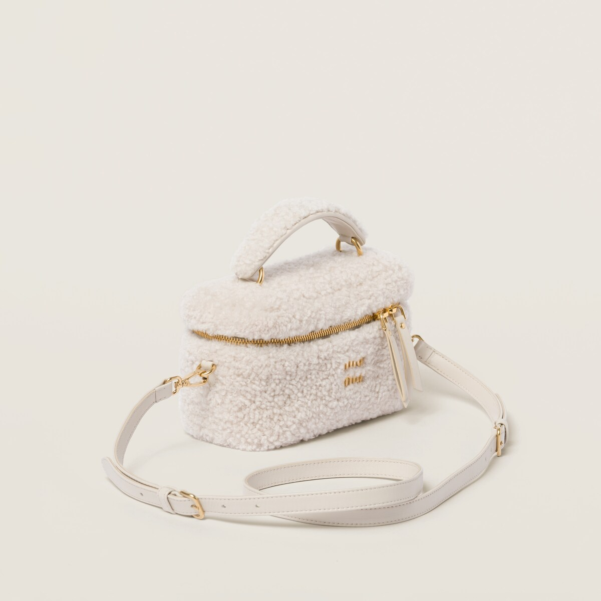 Miu Miu Bolso bandolera de borreguillo con detalles de piel