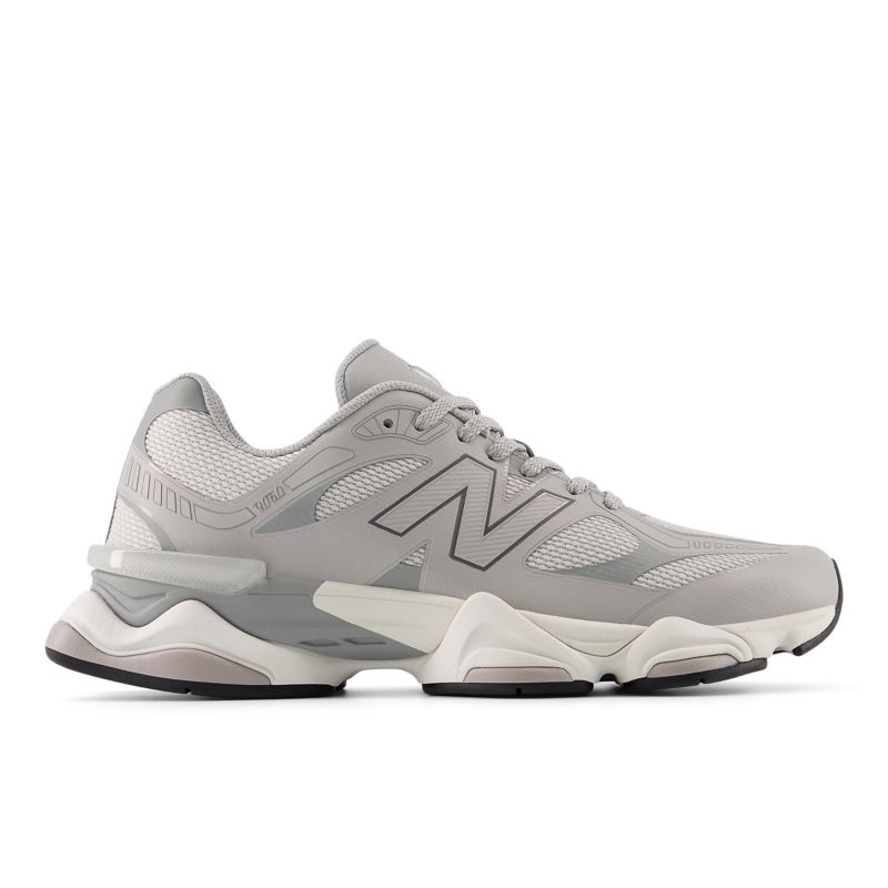 New Balance tenis 9060 con detalle de logo | U90601NR