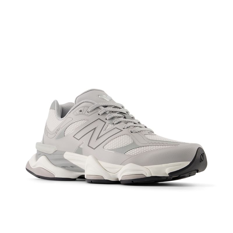New Balance tenis 9060 con detalle de logo | U90601NR