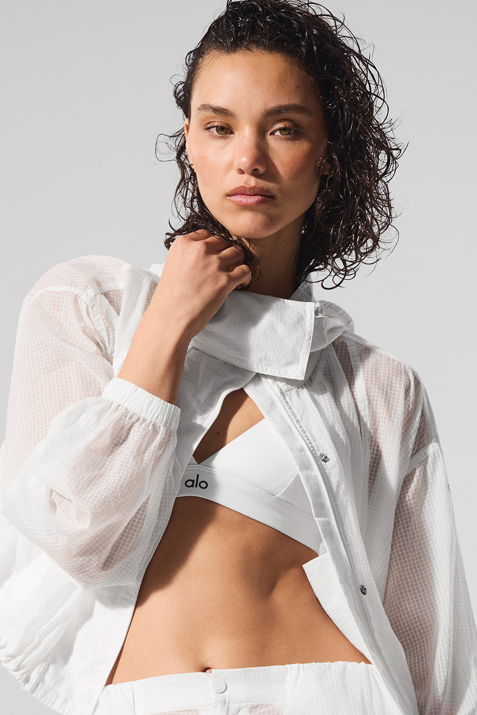 Alo Yoga Cropped Game Time Full Zip Jacket - White - imagen 4