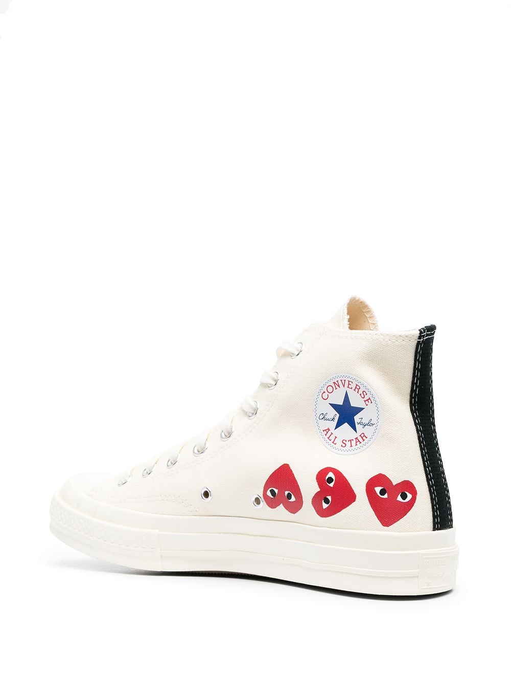 Tenis altos con motivo de corazones